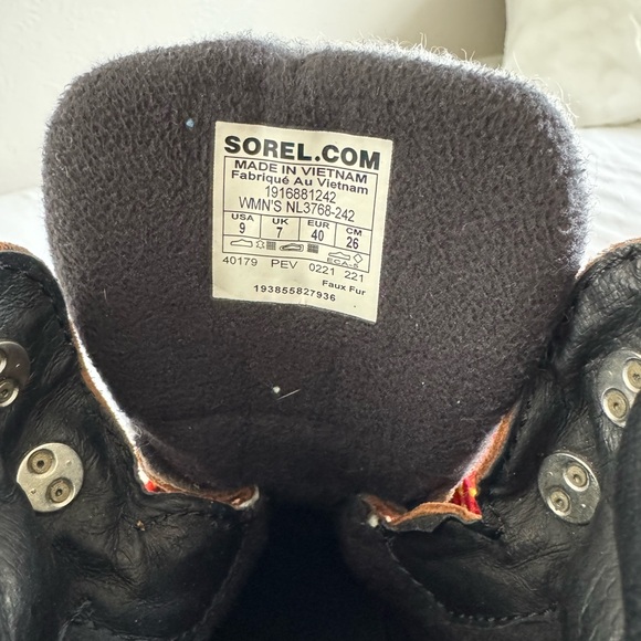 Sorel Tan Boots with Red Laces - Picture 6 of 8